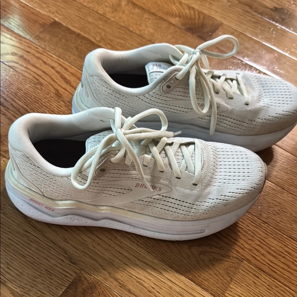 Brooks Off-White Athletic Shoes ghost max